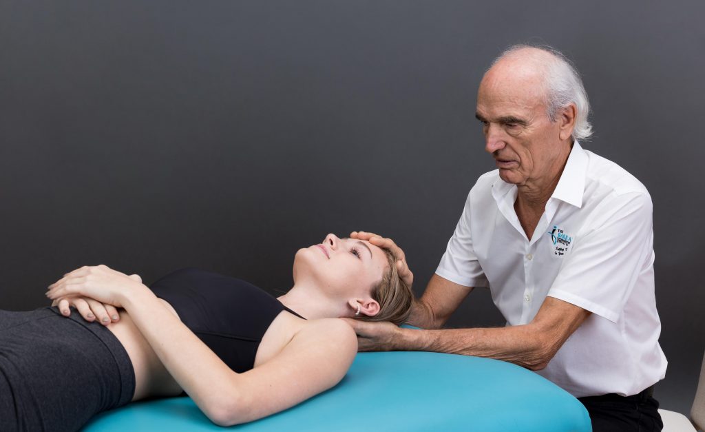 Mann bietet Kopf-und Nackenunterstützung.