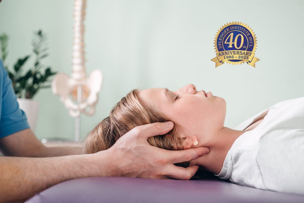 Liegende Frau erhält manuelle Nackenbehandlung.